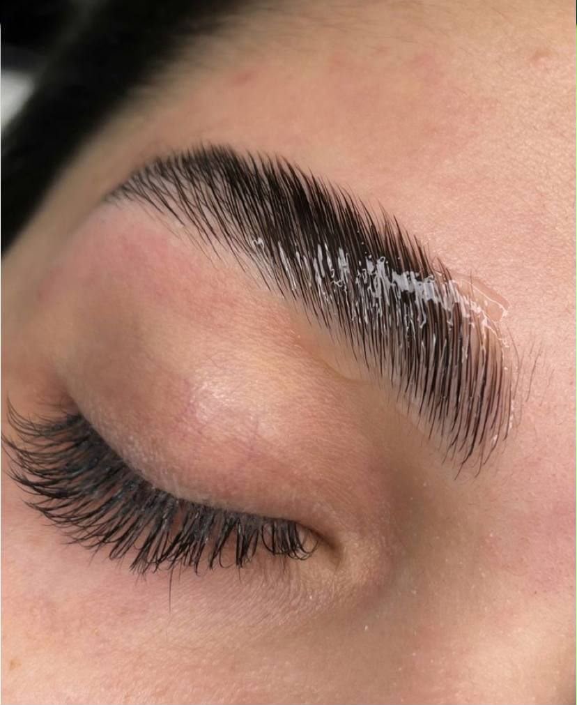 Brow lamination — fios alinhados e efeito fuller brow