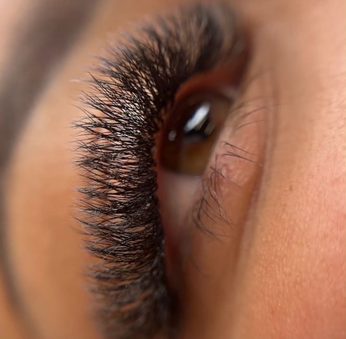 Extensão de cílios com volume marcante e efeito glamouroso